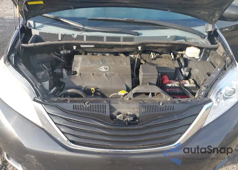 2012 Toyota Sienna Le V6 8 Passenger z USA, uszkodzony, nr VIN 5TDKK3DC1CS255931